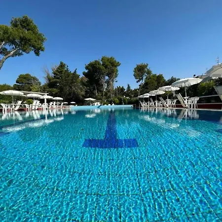 Casa Con Piscina, Tennis E Parco Condominiali